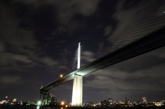 夜の都会に佇む橋梁