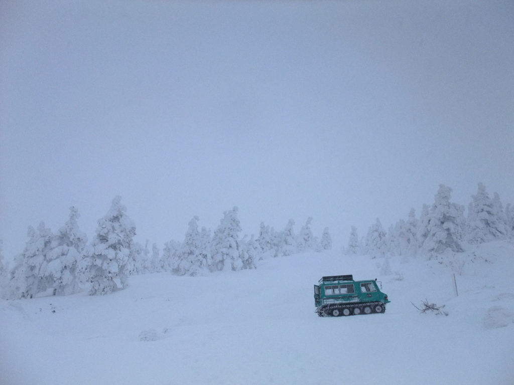 雪上車で樹氷まで...