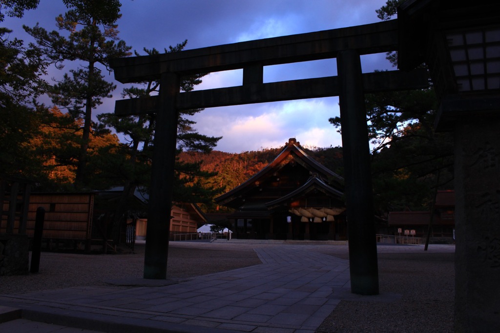 朝焼けの出雲大社