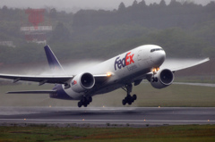 Fedex777 Rain Take off