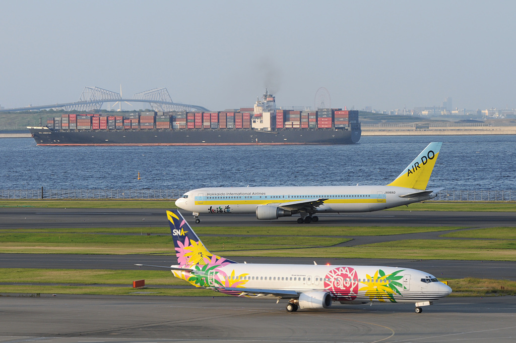 羽田空港　飛行機＆貨物船
