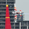 飛行機とパイロンと建物と