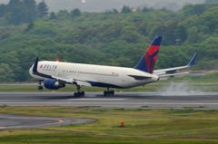 NRT_RWY16Rデルタ767タッチダウン