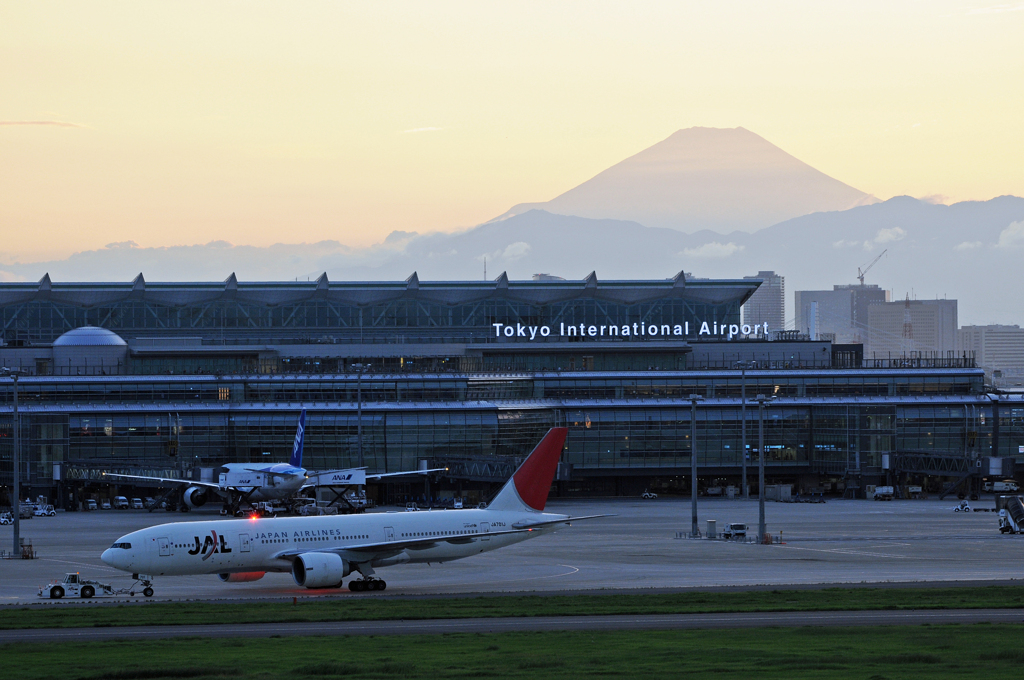 羽田空港と富士山