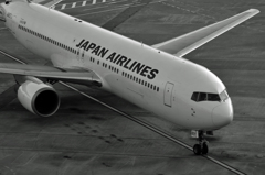 monochrome B767