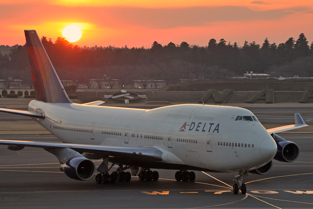 夕暮れのデルタ747