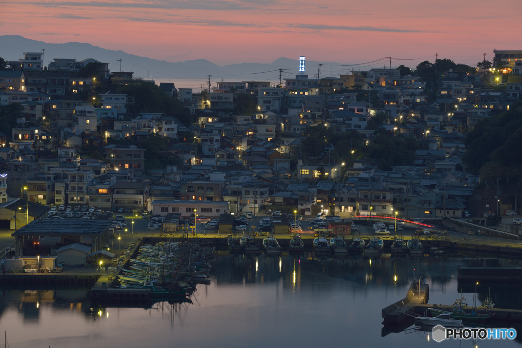 暮れゆく港