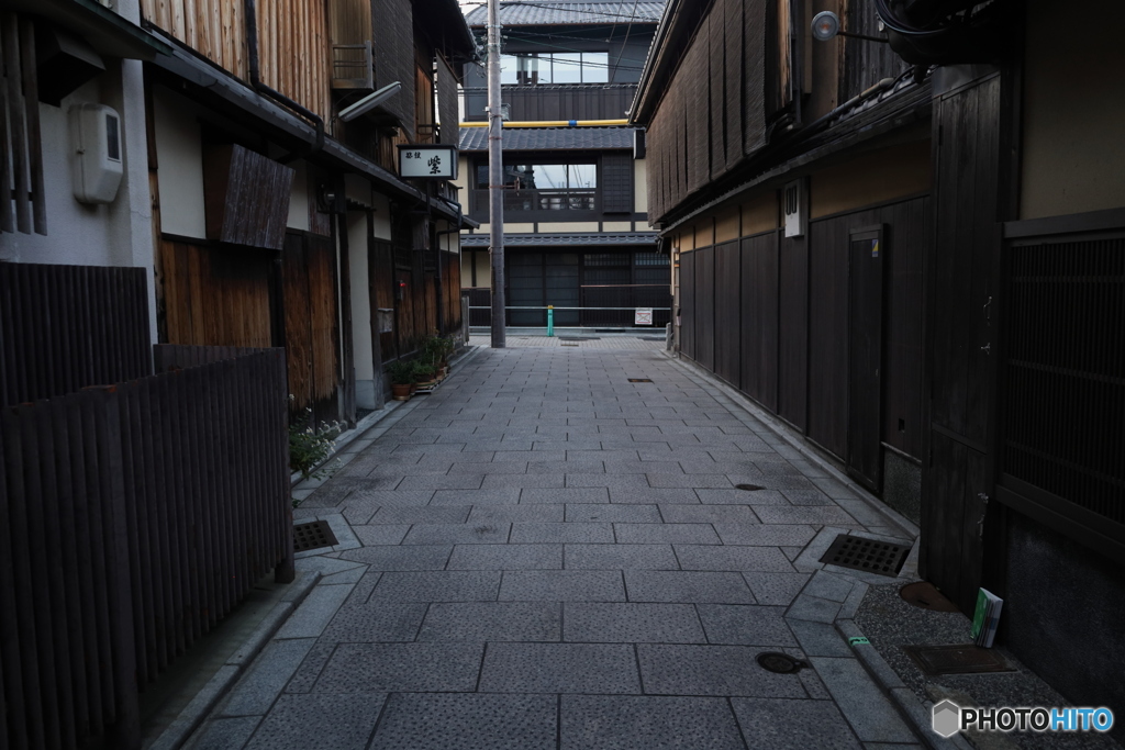 朝の祇園小路 -4