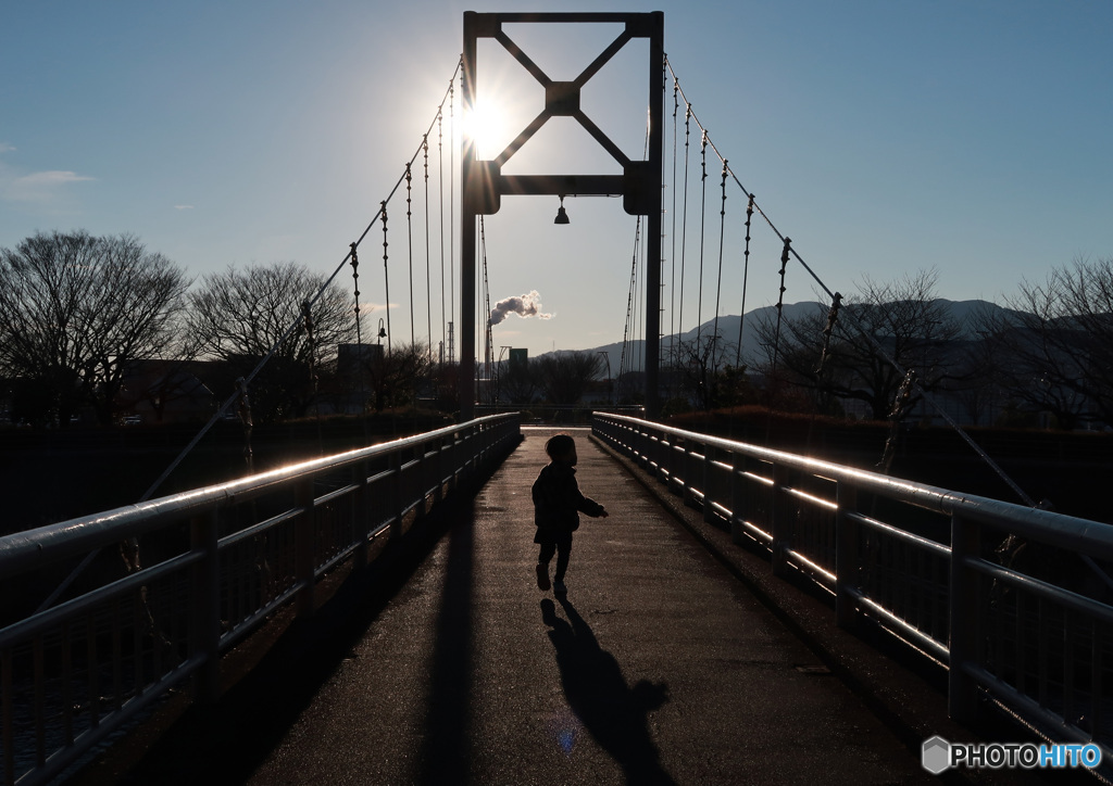 橋を行く少年