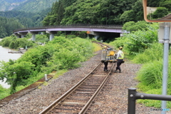 点検車を片付ける作業員
