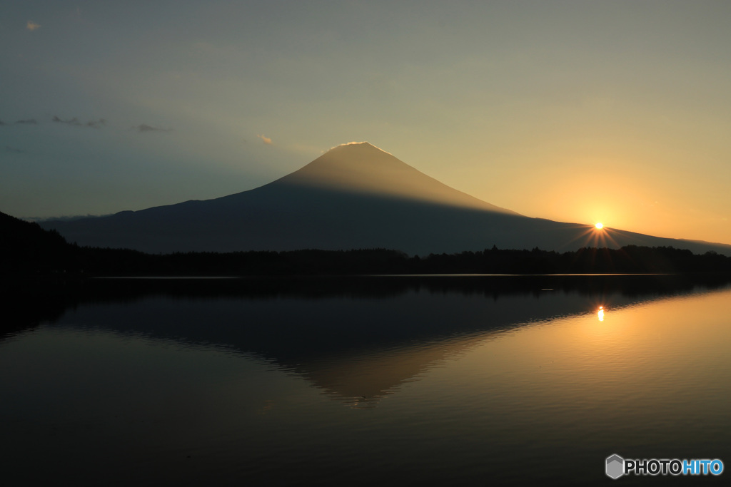 湖畔の夜明け