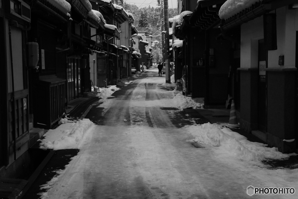 雪の残る路地 (514T)