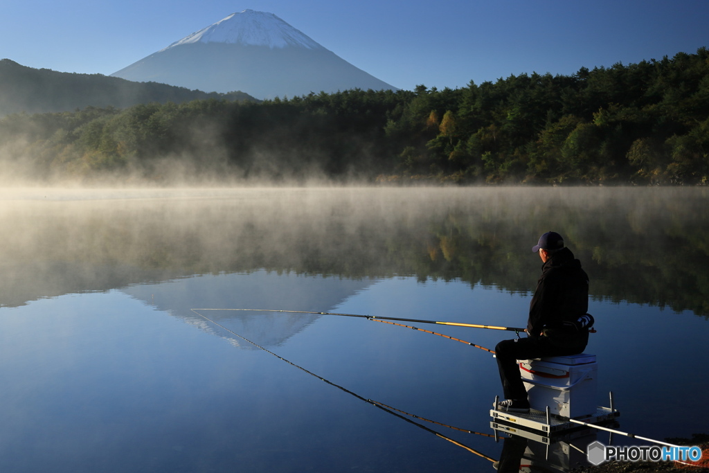 湖畔の釣り人