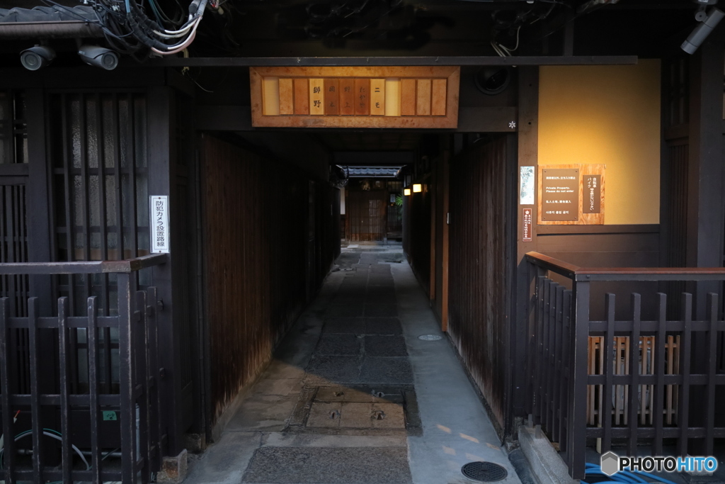 低い天井、狭い路地