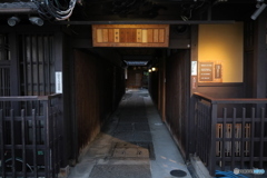 低い天井、狭い路地