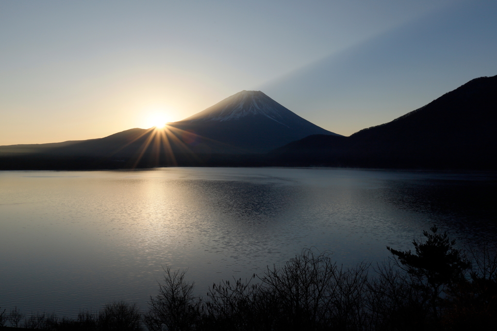 本栖湖のダイヤ富士