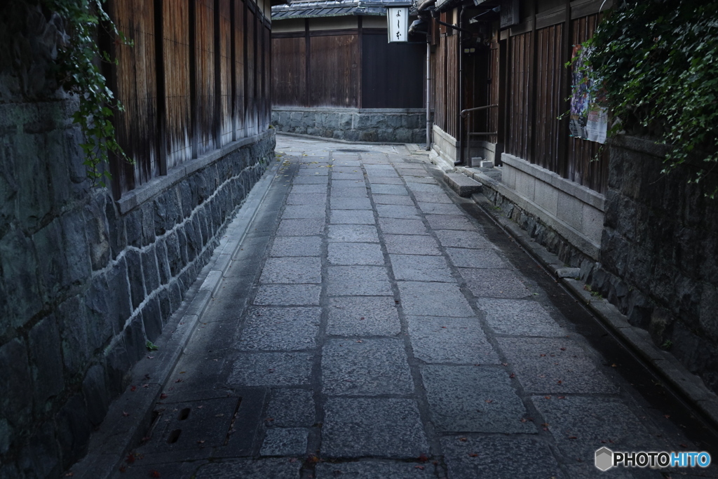 朝の祇園小路 -2