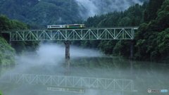 山霧、川霧の中を往く