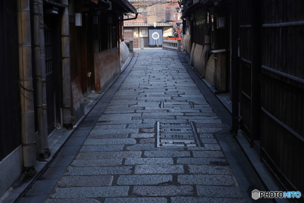 朝の祇園小路 -6