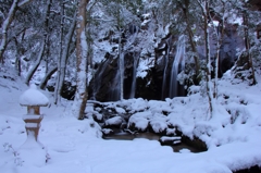 雪化粧の滝