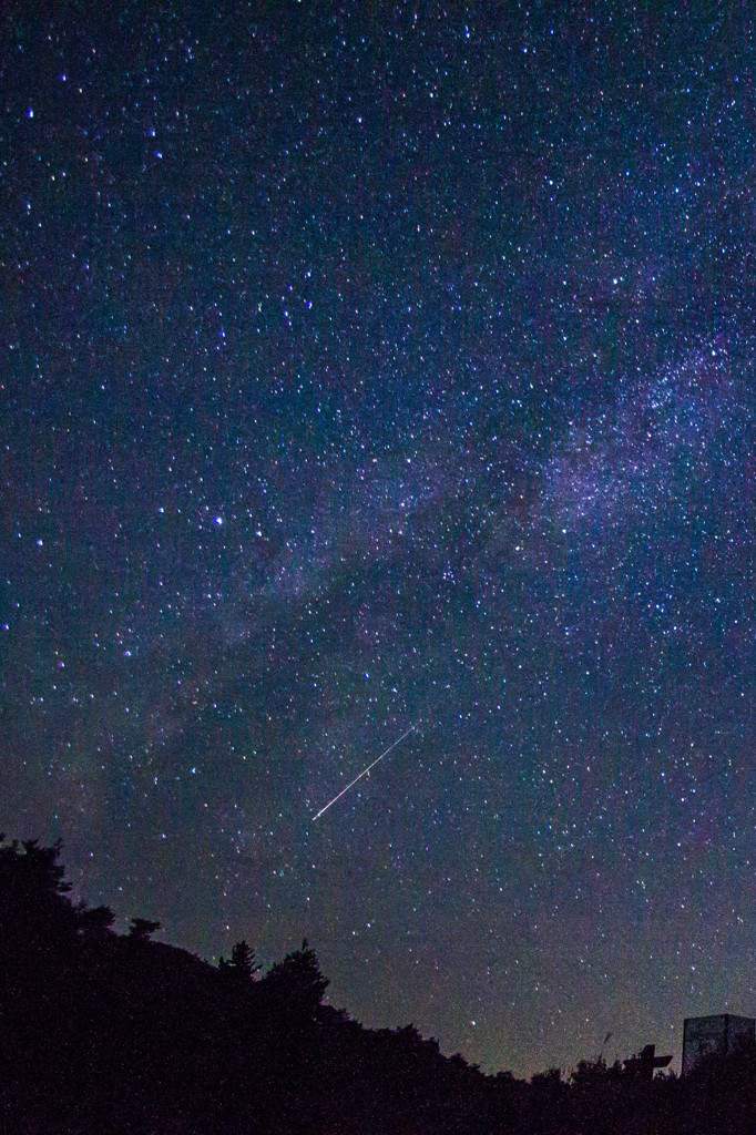 天の川に流れる流星