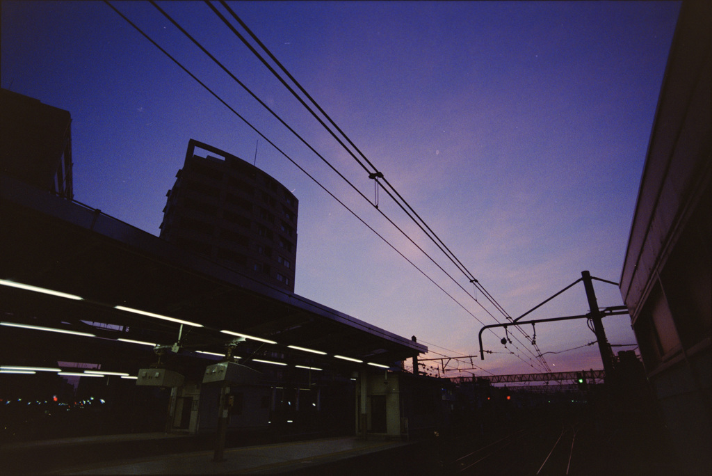 夜明けの三鷹駅ホーム