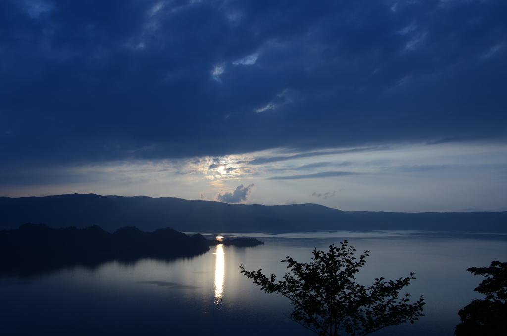 十和田湖に沈む夕日