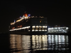 Queen Elizabeth後方＆大桟橋