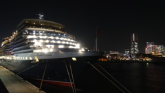 Queen Elizabeth 前方＆みなとみらい夜景