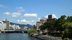 広島の街と原爆ドーム