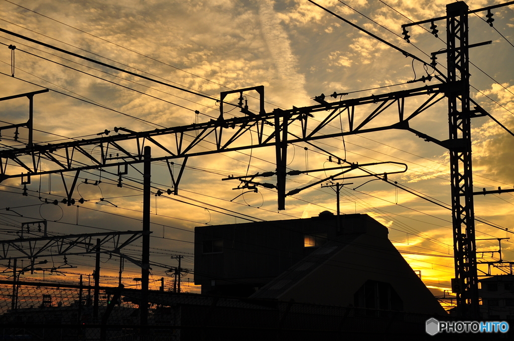 駅舎と夕暮れ