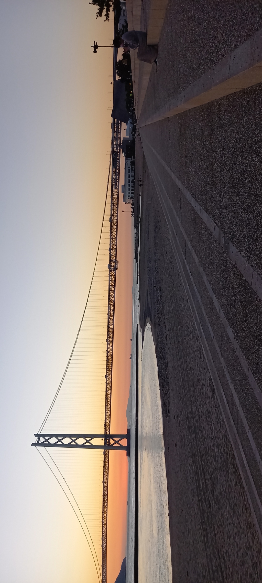 秋の明石海峡大橋です