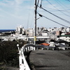 坂の向こうに海が見える