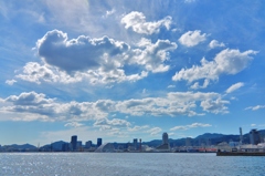 神戸の街と白い雲