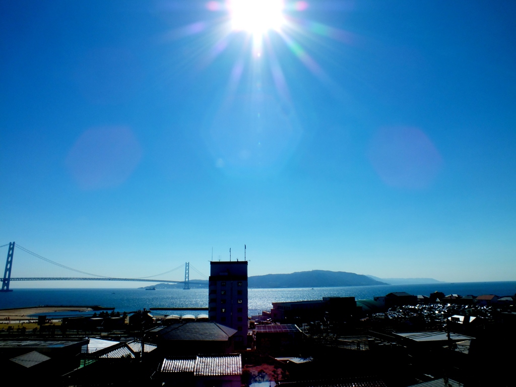 太陽と青空に向かって
