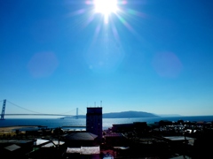 太陽と青空に向かって