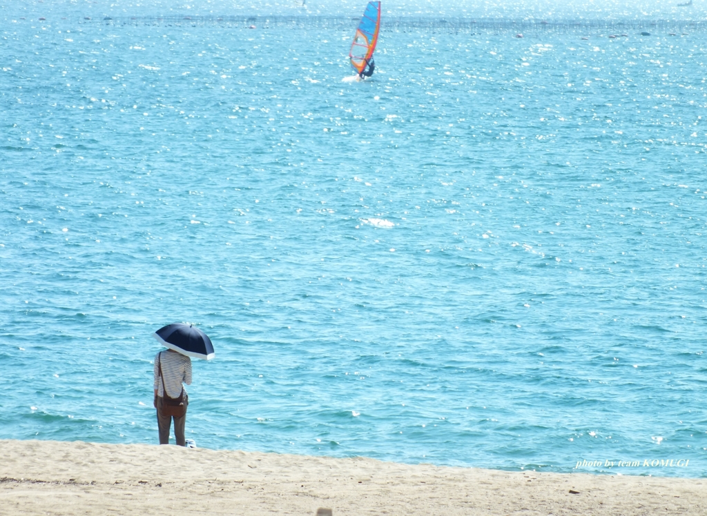 浜に立つ