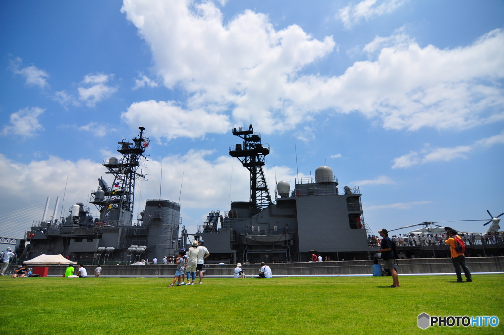 芝生の向こうに護衛艦