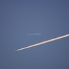 光る飛行機雲