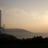 夕暮れ時の太陽と橋と海