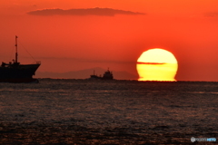 沈む太陽に