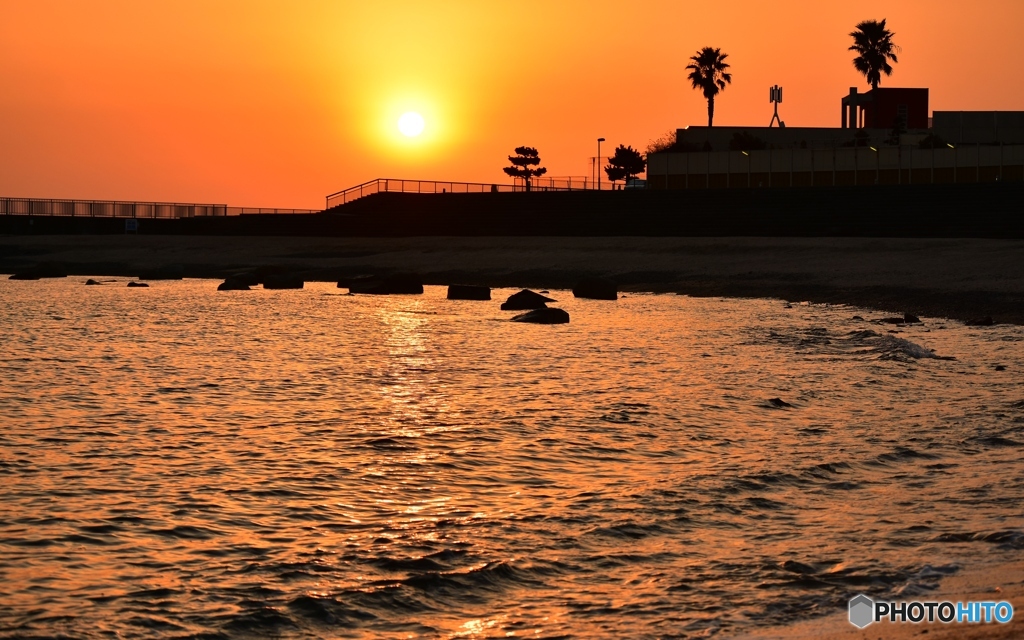 夕陽と波