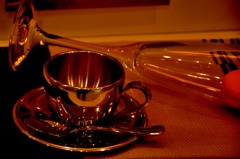 コーヒーカップとワイングラス