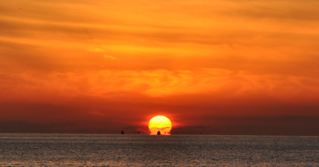 沈みゆく夕日を背に…