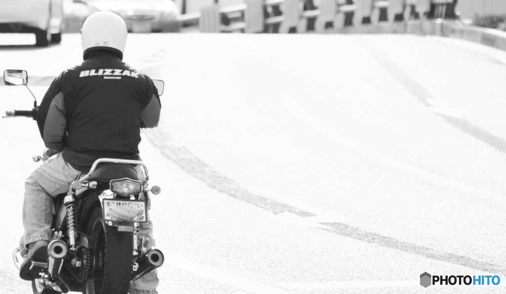 明るい陽射しを浴びるライダー