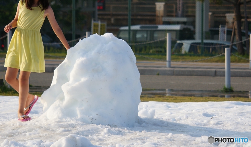 真夏の雪と少女