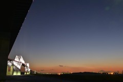 夕暮れ時　の　東京ゲートブリッジ　と　富士山　