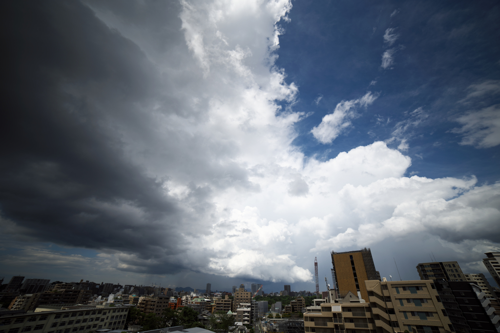 雨雲の向こうは高層雲