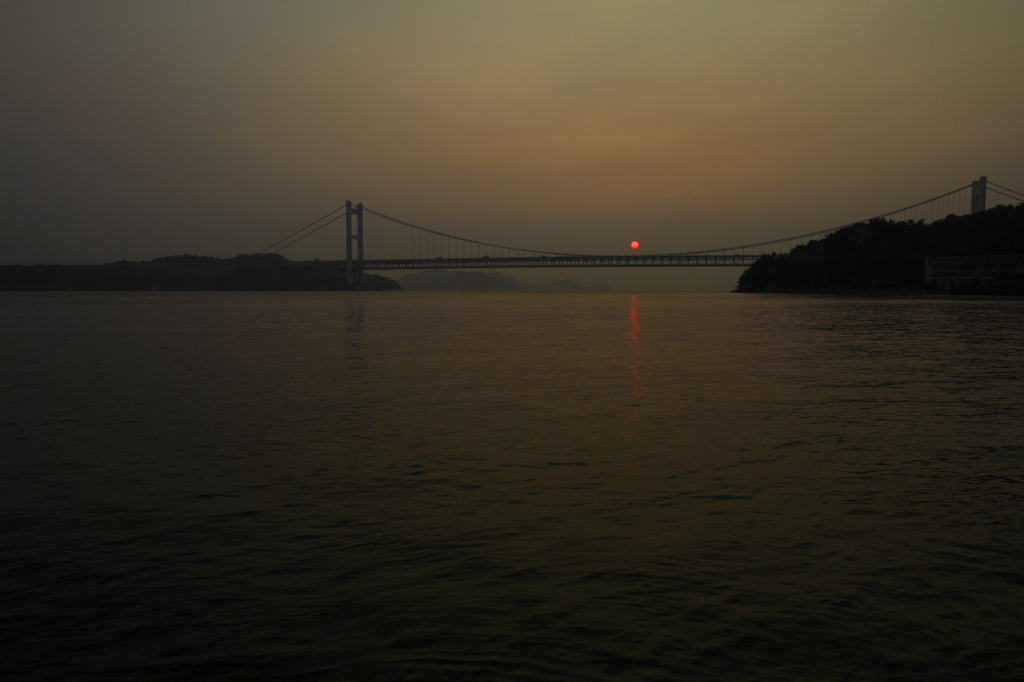 夕日と下津井瀬戸大橋