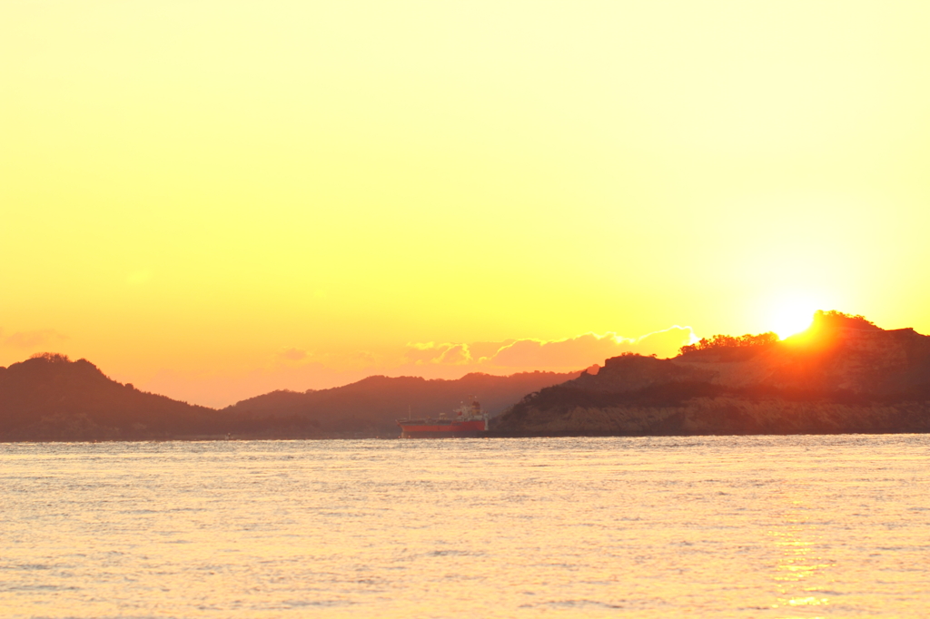 島と朝日